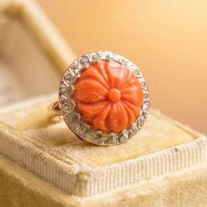 Anillo de cóctel coral años 40