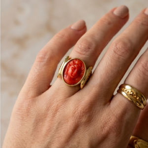 Anillo signet coral rojo